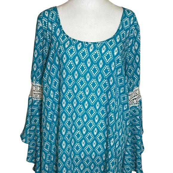 Free 2 Luv Womens Plus Turquoise Boho Blouse 2X Bell Sleeves Crochet Accents EUC - Picture 2 of 11